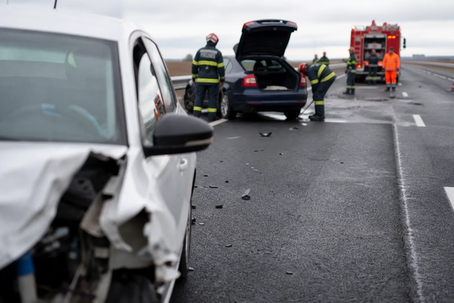 Pe DEx 12, un șofer a acroșat o mașină oprită; pasagerul de 85 de ani, la spital